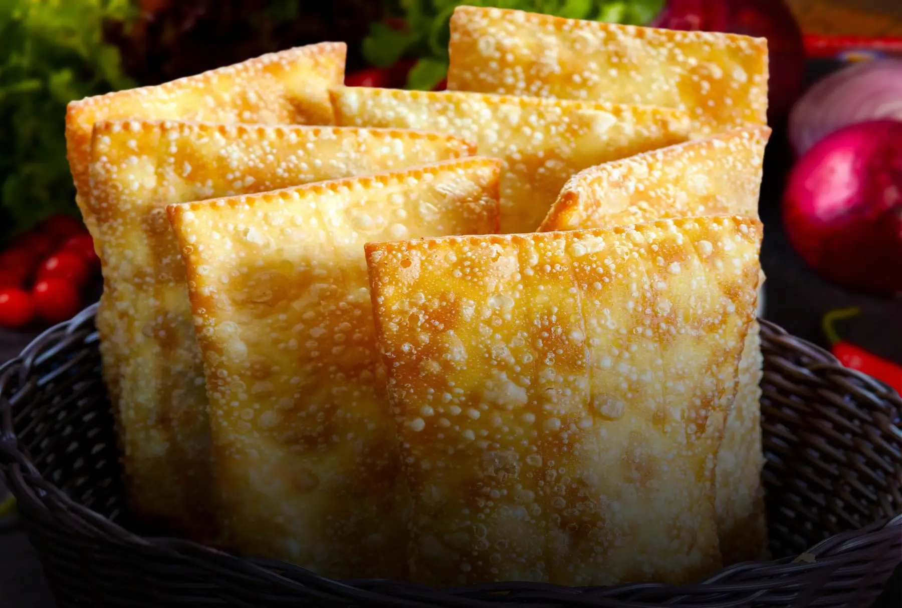 Pastéis de feira dourados e estaladiços num cesto